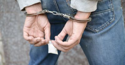 Wpadł z amfetaminą. Twierdzi, że „znalazł ją na śmietniku”