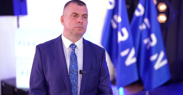 Spółka PERN oddała do użytku trzy nowe zbiorniki paliwowe w Bazie Paliw nr 21 w Dębogórzu na Pomorzu o łącznej pojemności 150 tys. m3. Dzięki temu stała się największym tego typu obiektem w Polsce – jej możliwości magazynowe przekraczają ponad 500 tys. m3. Inwestycja była konieczna, by dostosować przepustowość bazy do rozbudowywanych możliwości przeładunku paliw płynnych w Porcie Gdynia. Zdaniem przedstawicieli spółki pozytywnie wpłynie to na bezpieczeństwo energetyczne kraju.