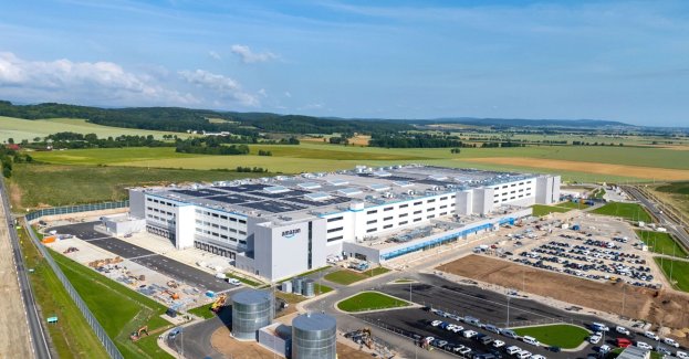 21 września br. Amazon otworzył centrum logistyczne w Dobromierzu na Dolnym Śląsku. To 12. obiekt w Polsce i czwarty w regionie. Przedstawiciele firmy podkreślają, że w Dobromierzu powstanie ponad tysiąc miejsc pracy, a ich zadania będą wspierane przez ponad 5 tys. robotów Amazon Robotics. Część maszyn będzie odpowiedzialna za pakowanie produktów i tworzenie opakowań „szytych na miarę”.